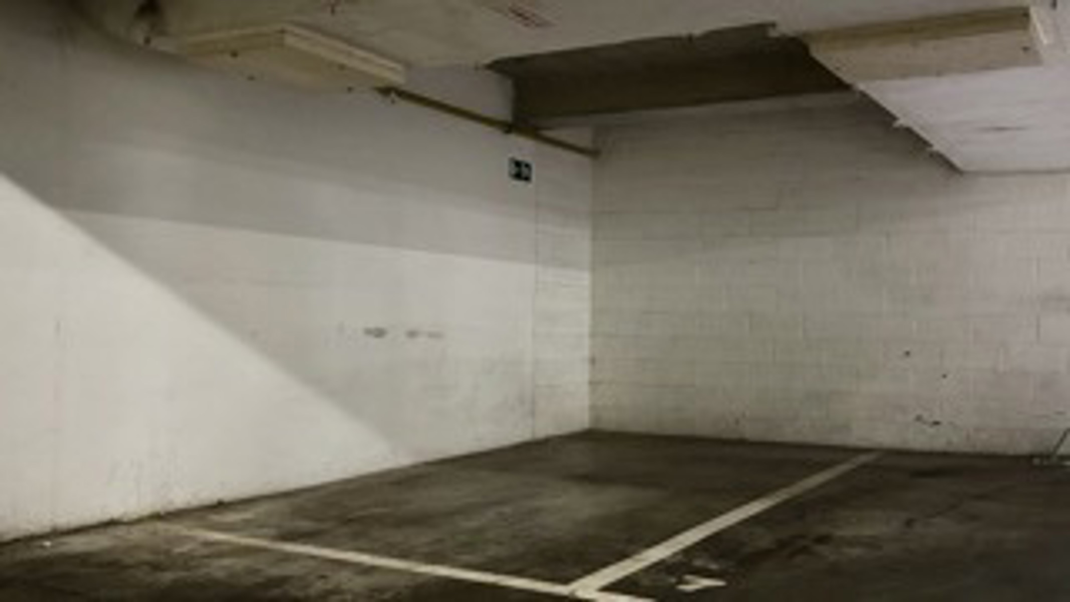 Parkeerplaats in een recent gebouw op een uitstekende locatie.
Hoogte: maximum 2m
Lengte: 5m
Breedte: 2,35m
Direct beschikbaar.