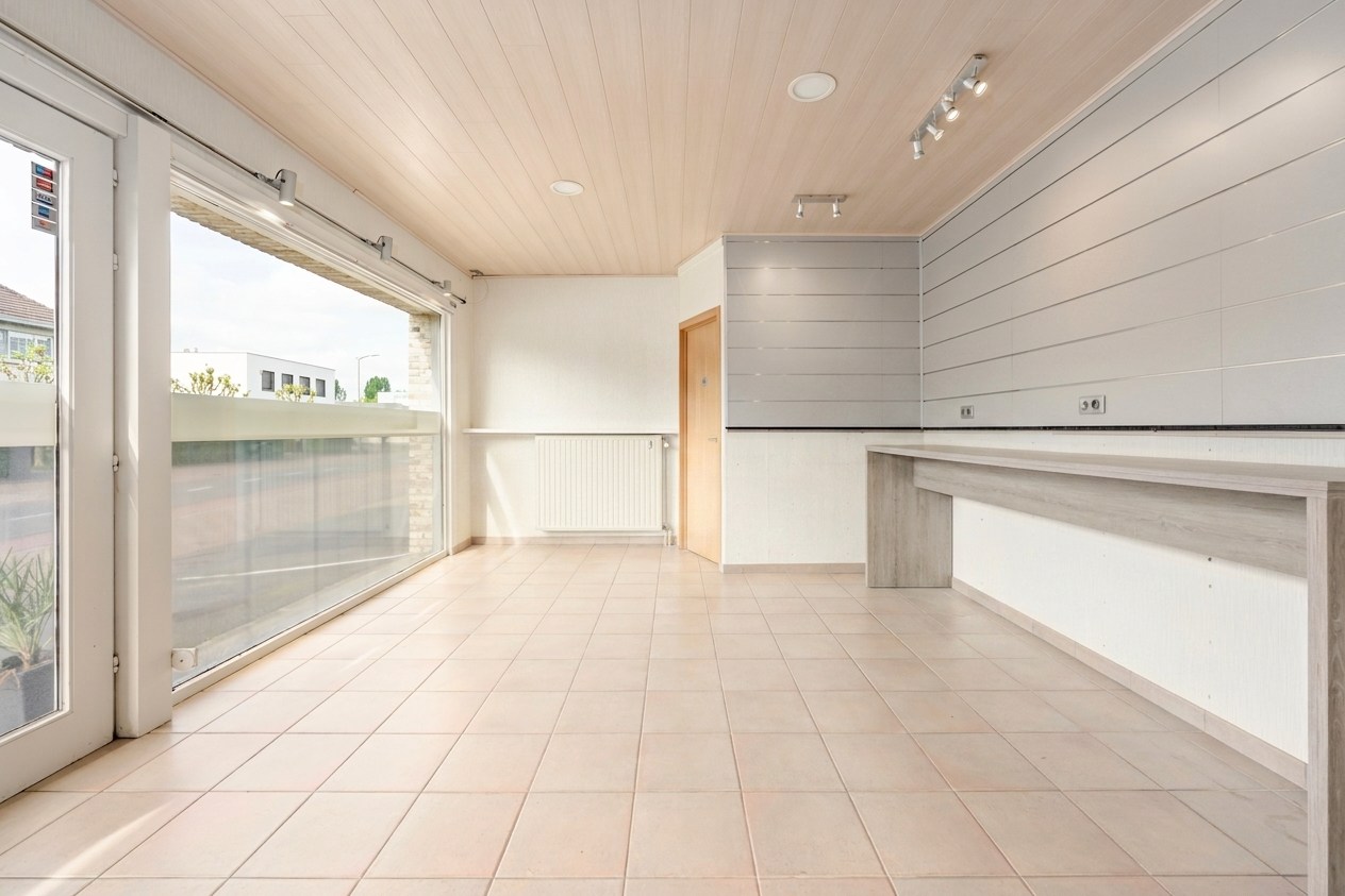 Wonen en werken combineren op toplocatie te Ichtegem - handelswoning met ruime woonst, tuin en garage - foto 3