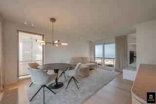 Luxueus gerenoveerd appartement op topligging in het Zoute. Ontdek dit prachtig gerenoveerde appartement in een stijlvolle villaresidentie, op een bevoorrechte locatie vlakbij de wandeldijk van het Zoute, op wandelafstand van het Zwin, het Albertplein en de exclusieve boetieks in de Kustlaan.<br />Indeling: Lichtrijke woonkamer met salon en eetruimte, uitgevend op een zonneterras vooraan met zeezicht én een tweede zonnig terras op het zuiden. Open, volledig ingerichte keuken. Inkomhal met gastentoilet en vestiaire.<br />De master bedroom beschikt over een eigen douchekamer (met toilet). Tweede slaapkamer eveneens met douchekamer en aansluiting voor wasmachine. Beide slaapkamers zijn voorzien van ingemaakte kasten voor optimaal comfort en opbergruimte.<br />Mogelijkheid tot aankoop van een parkeerplaats in de residentie - Private kelder - Gemeenschappelijke fietsenberging.<br />Contacteer ons om een bezoek in te plannen.