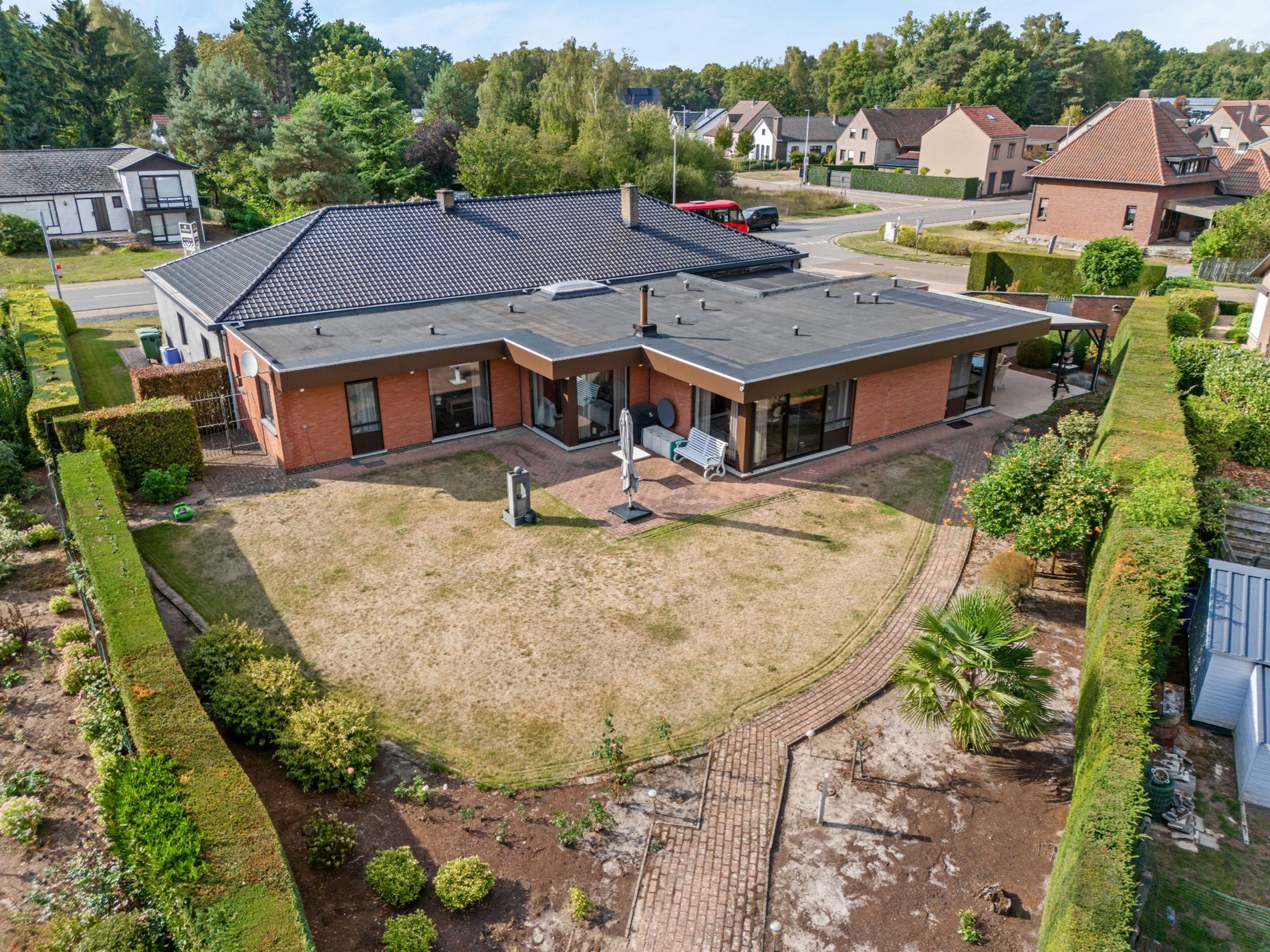 Uniek opbrengsteigendom met handelsruimte en ruim woongedeelte op toplocatie in Heusden-Zolder. - foto 4