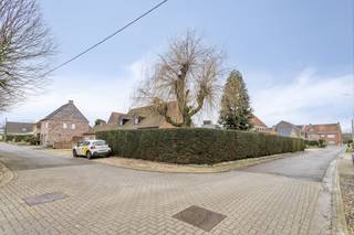 This extremely well located house has 4 bedrooms, a double garage and a cozy garden. The house is located in a quiet neighborhood but close to...