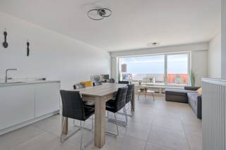 In de stijlvolle nieuwbouwresidentie Rivage, op slechts 50 meter van het strand, bevindt zich dit prachtige en instapklare gelijkvloersappartement.<br />De residentie werd opgetrokken in 2021 en combineert hedendaags wooncomfort met een uitstekende ligging vlak bij zee.<br /><br />Het appartement verwelkomt u via een aangename inkomhal en beschikt over een ruime, lichtrijke leefruimte met een volledig geïntegreerde open keuken. Verder omvat het een moderne badkamer met inloopdouche, een afzonderlijk toilet en een praktische berging.<br />Er zijn twee volwaardige slaapkamers, die beide rechtstreeks toegang bieden tot het royale zonneterras van maar liefst 19,58m².<br />Hier geniet u in alle rust van de buitenlucht en zonnige momenten.<br /><br />Dankzij de moderne afwerking, de doordachte indeling en de uitzonderlijke ligging is dit appartement ideaal als vaste woonst, tweede verblijf aan zee of interessante vastgoedinvestering.<br /><br /><strong>TROEVEN :</strong>
<ul>
<li>Gelegen in de recente residentie Rivage, gebouwd in 2021</li>
<li>Instapklaar appartement in nieuwstaat</li>
<li>Ruim zonneterras</li>
</ul>