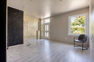 <p>Op een uitstekende en rustige locatie in Bertem vind je deze te renoveren woning, gelegen in een zeer rustige eenrichtingsstraat en toch centraal dichtbij alle voorzieningen. De woning ligt op korte afstand van de op- en afrit van de autostrade, IMEC, UZ Gasthuisberg, supermarkten, scholen en een bushalte.</p>
<p>Een deel van de woning doet momenteel dienst als kapsalon, maar staat officieel gekend als woonhuis. Dit biedt heel wat mogelijkheden om hier opnieuw een gezellige woning van te maken.</p>
<p>Een groot pluspunt is dat het dak recent volledig werd vernieuwd, waardoor een zware investering al achter de rug is. Bovendien biedt de zolderruimte interessante uitbreidingsmogelijkheden voor extra slaapkamers en een badkamer.</p>
<p>De grootste troef van deze woning is zonder twijfel de zuidwest georiënteerde tuin met een prachtig zicht op de Sint-Pieterskerk van Bertem. Hier geniet je volop van rust, zon en groen.</p>
<p>Deze woning is ideaal voor wie rustig maar toch centraal wil wonen en zin heeft om er zijn of haar eigen thuis van te maken.<br /><br />Meer informatie?<br />Bel Lotte op 0474 38 63 93 of mail naar lotte@immogve.be </p>