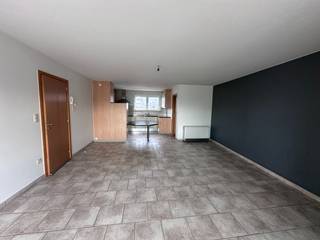 Het appartement op de tweede verdieping (lift aanwezig in het gebouw) is gelegen in het bruisende centrum van Evergem, nabij talrijke...