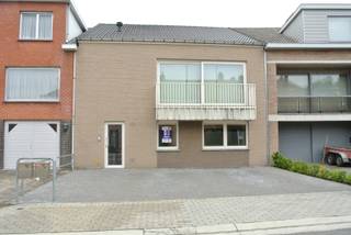 <p><u>Omschrijving van het gelijkvloers appartement</u> : <br />Inkom, toilet, berging met aansluiting voor wasmachine. Leefruimte met TV-zithoek en eetplaats, open keuken voorzien van keukentoestellen. Berging en ruimte voor CV-condensatiebrander. Keuken geeft uit op privé terras en tuintje. 2 slaapkamers. Gemeenschappelijke fietsenberging en privé parkeerplaats voor de deur.</p>
<p>Er zijn geen gemeenschappelijke kosten</p>