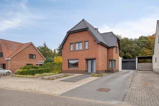 <h2><strong>Ruim, rustig en royaal: modern wonen net buiten centrum Lummen</strong></h2><p>In een rustige straat net buiten centrum Lummen, waar groen en bereikbaarheid hand in hand gaan, tref je deze recent gerenoveerde, instapklare woning op een prachtig perceel van 14 are. Het huis combineert hedendaags comfort met een warme, huiselijke sfeer: perfect voor gezinnen die wat ruimer willen wonen, of voor koppels die hun tijd met meer natuur willen belonen.</p><p>Bij aankomst merk je meteen de zorg waarmee deze woning werd onderhouden en vernieuwd. Achter de frisse gevel schuilt een interieur dat licht en ruimte ademt. De inkomhal leidt naar een charmante woonkamer met plaats voor een gezellige zithoek en aansluitend een polyvalente ruimte die je flexibel kan invullen. De blikvanger van deze woning is zonder twijfel de moderne, open leefkeuken. Strak omhuld in het wit, met veel kastruimte, een centraal eiland en grote raampartijen die kleurrijke stralen overvloedig binnenlaten. Van hieruit kijk je uit op het terras en de tuin waardoor binnen en buiten harmonieus samensmelten. Dankzij de royale indeling is er bovendien plaats voor een grote eettafel: de uitverkoren plek die mensen samenbrengt. </p><p>Aansluitend op de keuken bevindt zich een praktische was- en bergruimte met toegang naar buiten. Verder zijn er op het gelijkvloers nog een apart toilet, toegang tot de kelder en een modern afgewerkte badkamer. Op de verdieping vind je een tweede, stijlvolle badkamer, twee slaapkamers en een ruimte die als een bureau kan fungeren. De afgewerkte zolder, bereikbaar via een vaste trap, biedt nog extra ruimte om in te richten naar wens: als extra slaap-, ontspannings- of hobbykamer.</p><p>En jouw tuin, is een waar rustpunt: volledig omheind en perfect onderhouden. Hier geniet je mateloos van de zon en van een open uitzicht op het achterliggende bos, dat bovendien rechtstreeks bereikbaar is via een eigen poortje Tot slot bezit je een vrijstaande dubbele garage van maar liefst 63 m². Ideaal voor twee wagens, fietsen en opslag, of om in te richten als praktijk- of kantoorruimte. Want ook de oprit biedt extra parkeergelegenheid voor meerdere wagens.</p><p>Tot slot woon je hier – ondanks de groene ligging – bijzonder centraal. In de onmiddellijke omgeving vind je alles wat je nodig hebt en de oprit E314 tref je al na 3 kilometer. Ben jij dus op zoek naar een woning vol ruimte en rust? Instapklaar, praktisch en toekomstgericht? Geef Jes dan snel een seintje, en is ook jouw bezoek al in zicht.</p><figure><div></div></figure>