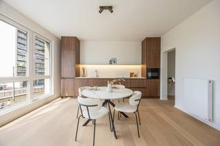 Dit prachtig appartement met topligging op Antwerpen Zuid vlakbij de Singel is totaal gerenoveerd met aangename look &amp; feel en veel natuurlijk lichtinval. Het situeert zich op de 2de verdieping in een kleinschalig gebouw met open zicht en een zeer goede mobiscore vlakbij het centrum, openbaar vervoer en invalswegen.<br /><br />INDELING: Inkomhal op parket met berguimte - zeer lichtrijke leefruimte voorzien van een open keuken hyper uitgerust - Toegang tot slaapkamer/bureau met terrasje - 2de ruime slaapkamer achteraan en badkamer met inloopdouche, lavabomeubel en toilet.<br />Er hoort een kelderberging bij het appartement. Mogelijkheid tot aankoop van een autostaanplaats aan 30.000€.<br /><br />BIJZONDERHEDEN: Appartement op zeer gegeerde locatie - Elektriciteit conform - Asbestveilig - EPC: 154 UC 3539770 - P&amp;G score: C - Beschikbaar bij akte- Lage maandelijkse kosten<br />Appartement kopen of verkopen in Antwerpen? Bel 03 361 51 51 of via info@yvesvanpelt.be