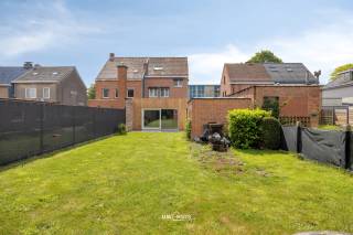 Deze charmante woning, gelegen in het hart van Sint-Niklaas, biedt een perfecte combinatie van comfort en ruimte. Het pand is gebouwd in 1966 en staat op een perceel van 450 m², waardoor er voldoende buitenruimte is voor zowel ontspanning als activiteiten. De bewoonbare oppervlakte van 174 m² zorgt voor een ruime indeling die het hele gezin aangenaam zal vinden.<br /><br />De woning beschikt over drie ruime slaapkamers en een nette badkamer, ideaal voor gezinnen die comfort en privacy waarderen. Daarnaast is er een garage aanwezig met ruimte voor één voertuig, terwijl er in totaal vier parkeerplaatsen beschikbaar zijn, wat praktisch is voor bezoekers of meerdere voertuigen van de bewoners. De garage zorgt tevens voor extra bergruimte.<br /><br />De tuin is een mooie pluspunt van deze woning en biedt een rustige, groene omgeving waar u kunt genieten van het buitenleven. Of u nu wilt tuinieren, spelen met kinderen of gewoon ontspannen, deze tuin biedt vele mogelijkheden. De combinatie van ruimte binnen en buiten maakt dit pand in Sint-Niklaas tot een ideale thuisbasis.