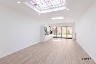 Bent u op zoek naar een gerenoveerde en instapklare woning in Sint-Niklaas? Dan is dit zeker iets voor u! U betreedt de woning via de inkomhal...