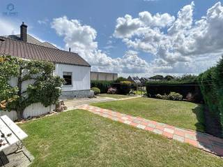 <p><span>Te renoveren woning met 4 slpks, garage & prachtige tuin vlak aan station Lierde</span></p><p><span>Deze ruime woning met veel potentieel is ideaal gelegen aan het station van Lierde en beschikt over een mooie tuin, inpandige garage en mogelijkheid tot verkavelen tot 2 bouwgronden.</span></p><p><span>Gelijkvloers</span><span>: inkomhal, lichtrijke leefruimte met veranda, ingerichte keuken met zicht op de tuin, eetkamer, wasruimte, badkamer met ligbad, apart toilet en berging. Aan de voorzijde bevindt zich een extra ruimte, ideaal als bureau of hobbyruimte.</span></p><p><span>Eerste verdieping</span><span>: 4 volwaardige slaapkamers via de nachthal.</span></p><p><span>Zolder (±60 m²)</span><span>: kan ingericht worden als extra kamers of hobbyruimte.</span></p><p><span>Troeven:</span></p><ul><li><span>Zonnige, diepe tuin</span></li><li><span>Inpandige garage</span></li><li><span>Mogelijkheid tot splitsing in 2 bouwgronden</span></li><li><span>Gelegen vlak bij openbaar vervoer en goede verbindingen</span></li></ul><p><span>Opgelet</span><span>: renovatieplicht van toepassing (EPC-label F). Elektrische installatie dient volledig vernieuwd te worden.</span></p><p><span>Interesse? Reageer via de advertentie wij nemen zelf telefonisch contact met u op om een bezoek in te plannen.</span></p>
