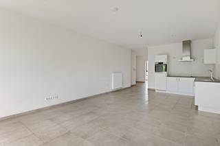 LET OP: uitsluitend bestemd voor bewoners vanaf 65 jaar.<br /><br />Comfortabel en zelfstandig wonen in een groene, rustige omgeving, met zorg en ondersteuning binnen handbereik? Deze moderne assistentieflat bevindt zich in Residentie Zilverlinck, gelegen in de aangename wijk Hoboken Groen Zuid.<br /><br />De flat is gelegen op de eerste verdieping en is vlot bereikbaar met de lift.<br /><br />Bij binnenkomst komt u terecht in een ruime inkomhal met technische berging, voorzien van aansluitingen voor een wasmachine en droogkast. De lichtrijke leefruimte sluit mooi aan op de volledig uitgeruste open keuken met koelkast, oven, vaatwasser, inductiekookplaat en dampkap.<br /><br />Vanuit de leefruimte heeft u toegang tot het gezellige terras, waar u geniet van een aangenaam uitzicht op het groen. Daarnaast beschikt de flat over twee slaapkamers.<br />Een kelderberging kan optioneel worden bijgehuurd voor € 20,65 per maand.<br /><br />Zelfstandig wonen met zorg dichtbij<br />Een belangrijke troef van deze assistentieflat is de combinatie van zelfstandig en comfortabel wonen met de mogelijkheid tot zorg en ondersteuning in de onmiddellijke nabijheid.<br />Residentie Zilverlinck staat in verbinding met het nabijgelegen dienstencentrum Groen Zuid, waardoor zorgverleners eenvoudig ondersteuning kunnen bieden wanneer dat nodig is. Zo geniet u van de privacy en rust van een kleinschalige residentie, terwijl extra dienstverlening en zorg steeds dichtbij zijn.<br /><br />Kostprijs wooncomponent 33.23€/dag wat neerkomt voor 30 dagen op 997€, of voor 31 dagen op1030.23€<br />De extra kost voor het dienstencentrum bedraagt 12.82€/dag wat neerkomt voor 30 dagen op 384.60€, of voor 31 dagen op 397.42€<br /><br />Troeven<br />+ 2 slaapkamers<br />+ Gezellig terras met groen uitzicht<br />+ Moderne, volledig uitgeruste keuken<br />+ Kleinschalige en rustige residentie<br />+ Lift aanwezig<br />+ Zorg en ondersteuning binnen handbereik<br />+ Verbinding met dienstencentrum Groen Zuid<br />+Winkels en restaurants op wandelafstand<br />+Gelegen in de groene wijk Hoboken Groen Zuid<br /><br />Interesse in een bezoek? Neem gerust contact op met VB Vastgoed via 03 337 50 70 of info@vbvastgoed.be.