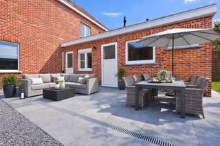 Deze instapklare halfopen woning in Lievegem combineert een rustige ligging met een uitstekende bereikbaarheid. 

Winkels, dienstencentra en scholen bevinden zich vlakbij, terwijl de vlotte uitvalswegen richting Gent, Brugge en Antwerpen het woon-werk verkeer toegankelijk maken.

De woning werd volledig gerenoveerd in 2016 en biedt hedendaags comfort met een gunstig EPC. Binnen geniet u van veel volume en een lichtrijke leefruimte, een tijdloze keuken met keukeneiland en tal van opbergmogelijkheden. 

Met vier volwaardige slaapkamers, verdeeld over de eerste en tweede verdieping, en een volledig ingerichte badkamer is dit de ideale gezinswoning, ook perfect geschikt voor samengestelde gezinnen. Maar dit pand biedt ook mogelijkheden om als zelfstandige wonen en werken te combineren.

Buiten vindt u een terras, een grote tuin, een apart atelier, een garage en maar liefst vier staanplaatsen. Dit is een buitenkans; een goed onderhouden woning die instapklaar is.

Wenst u een bezoek te brengen aan de instapklare woning? Maak uw afspraak via www.vastgoedunicum.be of stuur een e-mail naar verhuur@vastgoedunicum.be.


