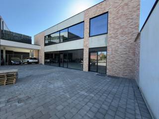 Dit prachtige handelspand van 780m² is gelegen langs de N43 Gent-Kortrijk aan het kruispunt Gentstraat met Guido Gezellelaan en op slechts 5...