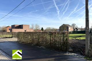 Dit perceel bouwgrond is gelegen in een rustig zijstraatje in het landelijke Vechmaal.<br /><br />Het perceel komt in aanmerking voor open bebouwing .<br /><br />De breedte van het perceel is 17,48 meter met een diepte van 41,98 meter, de bouwbreedte bedraagt ongeveer 11,50 meter.<br />Bouwvorm: woning met 2 verdiepingen, gelijkvloers 17m bouwdiepte, verdieping 12m en vrije dakvorm.<br />De tuin is zuid tot zuidoost gericht.<br /><br />INTERESSE? Contacteer ons kantoor op het nummer 012 23 00 23 of mail uw vragen aan roland@immo-leroi.be.