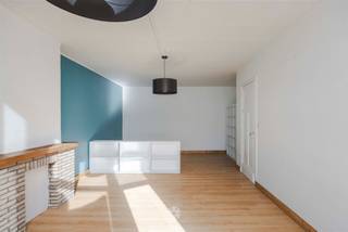 <p><span>GENT CENTRUM - Instapklare studio tussen het Sint-Pietersstation en Gent-Centrum.</span></p><p><span> </span></p><p><span>Gelegen op de tweede verdieping van dit herenhuis, treffen we deze studio met mogelijkheid tot aparte slaaphoek nabij het Station van Gent-Sint-Pieters.</span></p><p><span>Ideaal als starters- of investeringseigendom met een vlotte verbinding naar de Binnenstad, studentencampussen en invalswegen.</span></p><p><span> </span></p><p><span>De belangrijkste troeven in een notendop: </span></p><ul><li><span>Centrale ligging in Gent met vlotte bereikbaarheid </span></li><li><span>Op wandelafstand van het Gent-Sint-Pietersstation en het Citadelpark</span></li><li><span>Ideaal geschikt als investering of eigen bewoning</span></li><li><span>Mogelijkheid tot aankoop kelderberging</span></li><li><span>Gunstig EPC B en elektriciteit conform</span></li><li><span>Nabij invalswegen, openbaar vervoer en scholen</span></li></ul><p><span> </span></p><p><span>Indeling:</span></p><p><span>Inkomhal, keuken met aansluitend de douche, open leefruimte met mogelijkheid tot aparte slaaphoek.</span></p><p><span> </span></p><p><span>Belangrijk</span><span>:</span></p><p><span>Richtprijs: 229.000 EURO</span></p><p><span>Prijs exclusief aandeel in basisakte</span></p><p><span>EPC: 164 kWh/m² jaar</span></p><p><span> </span></p><p><span>Interesse? Neem contact op met Axel Lenaerts makelaars voor meer info of een bezoek ter plaatse via </span><span>09 245 24 24</span><span> of zoe@axellenaerts.be</span></p><p><span> </span></p>