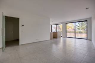 Droom je van rustig wonen in hartje Leuven? Welkom in Residentie Marguerite, waar we dit <strong>ruim 3-slaapkamer appartement vinden op de eerste verdieping. </strong><br /><br />Een kleinschalig project met zeven stijlvolle appartementen in de gezellige Maria-Theresiastraat. Vanop het terras heb je een prachtig uitzicht op de iconische bibliotheektoren — en is het zo rustig dat je soms vergeet dat je midden in de stad woont.<br /><br />De indeling is als volgt: via de lift kom je op de eerste verdieping. In de inkomhal (waar plaats is voor een vestiaire kast) kom je via de glazendeur in de leefruimte met grote raampartijen richting het terras. Open volledig geïnstalleerde keuken met aansluitend een bergruimte. In de hal vinden we een gastentoilet, technische berging, wasberging. Het appartement beschikt over 3 slaapkamers en een badkamer met inloopdouche. <br /><br />De appartementen voldoen aan de BEN-norm (Bijna Energie Neutraal): dankzij de vloerverwarming, warmtepomp en zonnepanelen woon je er niet alleen comfortabel, maar ook duurzaam. Elk appartement beschikt bovendien over een<strong> privéberging en een ruime fietsenstalling</strong> in de kelder.<br /><br />De ligging is perfect: op wandelafstand van het station en het Ladeuzeplein, omringd door gezellige cafés, restaurants en supermarkten. De levendige Oude Markt bereik je in amper vier minuten fietsen.<br /><br /><strong>Interesse? Neem gerust contact op voor meer informatie via info@immogve.be of bel 016 56 56 14.</strong>