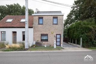 Rustig gelegen tussen Sint-Kruis-Winkel en Wachtebeke, in de Winkelwarande, bevindt zich deze halfopen woning met veranda, aparte garage en een aangename tuin met vrij zicht op het omliggende groen. De woning beschikt op het gelijkvloers over een gezellige living en eetkamer met cassettehaard, een lichtrijke keuken en een vernieuwde badkamer. Aansluitend is er een aparte berging met plaats voor de wasmachine en extra voorraadruimte. De veranda vormt een aangename overgang naar de tuin en biedt bijkomende leefruimte met zicht naar buiten. Op de verdieping bevinden zich twee slaapkamers. Naast de afzonderlijke garage is er in de tuin ook een praktische, stenen tuinberging, ideaal voor het opbergen van fietsen, tuingereedschap en ander materiaal. De ruime tuin en het open uitzicht op de natuur zorgen voor een rustige en groene woonomgeving. Een interessante woning voor wie op zoek is naar een huis met twee slaapkamers, praktische bijgebouwen en een mooie buitenruimte, op een rustige locatie met vlotte verbinding richting Sint-Kruis-Winkel en Wachtebeke. Bezoekdag: 26/09: Inschrijven via mail naar tommy@immo-home.be, geen telefonische inschrijvingen! Volg ons op Fb en Insta. Voor meer info: www.immo-home.be. GRATIS SCHATTING & GRATIS FINANCIEEL ADVIES