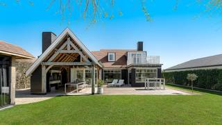 Alleenstaande villa, volledig gerenoveerd in 2019-2020, gelegen op een rustige locatie nabij de molen van Ramskapelle (Knokke-Heist). Een bijzonder sfeervolle villa, tot in de puntjes afgewerkt. <br /><br />Indeling: ruime inkomhal met gastentoilet en vestiaire. De lichtrijke, extra ruime woonkamer is gezellig ingericht en voorzien van een (gas)haard en mooie parketvloeren. De grote, halfopen keuken is volledig uitgerust met Miele-toestellen en beschikt over twee praktische eilanden – ideaal voor een etentje of aperitief. Aansluitend bevindt zich een prachtig overdekt zonneterras met buiten-barbecue. De garage is uitgerust met een elektrische poort.<br /><br />Op de verdieping zijn er drie slaapkamers. De master bedroom is een eyecatcher, met eigen dressing en luxueuze badkamer voorzien van vrijstaand ligbad, inloopdouche en toilet. De twee overige slaapkamers delen een gemeenschappelijke badkamer met inloopdouche. Alle kamers stralen charme en gezelligheid uit. De zolder doet dienst als praktische bergruimte.<br /><br />Ook het buitenleven is af: het overdekte zonneterras, buiten-barbecue, het automatische bewateringssysteem, de robotmaaier en de tuinverlichting zorgen voor onderhoudsgemak. Het charmante buitenhuisje, volledig afgewerkt in eik, vormt de perfecte setting voor leuke avonden. Parkeren kan op de oprit (tot 4 wagens) of in de garage.<br /><br />Bezoek deze woning na afspraak met Willem Cauwels via tel. 050 89 27 70.