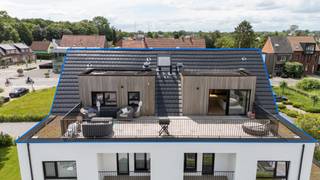 <p>Luxe penthouse met 3 slaapkamers en riant terras van 49 m²</p>
<p>Luxueus en <strong>energiezuinig dakappartement</strong> van ca. 112 m², afgewerkt met hoogwaardige materialen. Gelegen op de tweede verdieping van een <strong>kleinschalig gebouw</strong> dat een totaalrenovatie onderging, waardoor het appartement het comfort en de uitstraling van quasi nieuwbouw combineert met een bijzonder gunstig EPC. Absolute blikvanger is het <strong>uitzonderlijk ruime terras van 49 m².</strong></p>
<p>Verdieping:</p>
<ul>
<li>inkomhal met <strong>gastentoilet en vestiaireruimte</strong>,</li>
<li>stijlvolle <strong>leefruimte op massieve parketvloer</strong> met overvloedige lichtinval dankzij de <strong>grote raampartijen</strong>,</li>
<li>volledig <strong>ingerichte open leefkeuken</strong> voorzien van <strong>kwalitatieve toestellen</strong>,</li>
<li>praktische <strong>bijkeuken/berging met aansluiting voor wasmachine</strong> en extra stockageruimte,</li>
<li><strong>drie volwaardige slaapkamers</strong> afgewerkt met massieve parketvloeren,</li>
<li>moderne b<strong>adkamer uitgerust met inloopdouche en dubbel lavabomeubel</strong>.</li>
</ul>
<p>Terras:</p>
<ul>
<li>uitzonderlijk <strong>ruim dakterras van 46 m²</strong>,</li>
<li>heerlijke buitenruimte met alle <strong>privacy en voldoende plaats voor lounge- en eetgedeelte</strong>,</li>
</ul>
<p>Algemeen:</p>
<ul>
<li><strong>totaalrenovatie</strong> van het volledige gebouw: gevels, dak, isolatie, ramen, leidingen, bezetting, …</li>
<li>energiezuinige ingrijpende energetische renovatie met <strong>E-peil 14</strong>,</li>
<li><strong>centrale verwarming op aardgas</strong>,</li>
<li><strong>aluminium ramen</strong> met hoogrendementsbeglazing,</li>
<li>privatieve <strong>zonnepanelen,</strong></li>
<li>zeer <strong>lage maandelijkse kosten</strong> dankzij afwezigheid van lift,</li>
<li>gezamenlijke <strong>kelderberging</strong> aanwezig,</li>
<li>twee privatieve <strong>autostaanplaatsen inbegrepen</strong> in de prijs (waarde €17.500 per stuk),</li>
<li>aankoop mogelijk aan <strong>2% registratierechten</strong> (onder voorwaarden) – geen btw,</li>
<li>nog circa <strong>4 jaar vrijstelling van onroerende voorheffing</strong>,</li>
<li>stedenbouwkundige inlichtingen in aanvraag.</li>
</ul>
<p>Een instapklaar en luxueus penthouse waar ruimte, licht, energiezuinigheid en hoogwaardige afwerking perfect samenkomen. Ideaal voor wie op zoek is naar comfortabel wonen met een uitzonderlijk terras en alle hedendaagse luxe.</p>