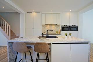 Op wandelafstand van het centrum bevindt zich deze prachtige, energiezuinige woning die een totaalrenovatie heeft ondergaan. De woning is...