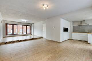 <p><span>Cette maison récemment rénovée est située à Eine, une commune d'Audenarde. A seulement 10 minutes du centre d'Oudenaarde, tout en bénéficiant de la tranquillité d'une rue calme. <br /><br />Disposition :</span></p><ul><li><span>Rez-de-chaussée : hall d'entrée, toilettes invités, salon, salle à manger, cuisine (four, micro-ondes, plaques de cuisson, hotte aspirante, réfrigérateur et lave-vaisselle disponibles), terrasse, cave, garage, débarras, débarras couvert/terrasse</span></li><li><span>Premier étage : 2 chambres spacieuses, 1 petit bureau/chambre d'enfant, salle de bains avec baignoire, douche et double lavabo, toilettes séparées</span></li><li><span>Deuxième étage : 2 chambres à coucher, deuxième salle de bain avec douche et lavabo</span></li><li><span>Chauffage au gaz naturel</span></li></ul><p><span> </span></p><p><span>C'est ce que vous cherchez ? <br />Contactez Els aujourd'hui pour une visite : 0496 10 65 76 ou <span>els@heritagevastgoed.be</span></span></p><p><span> </span></p><p><span><br /> €<br />Disponibilité : à partir du 01/11/2024 Loyer : 1050/mois Garantie de loyer : 3 mois</span></p><p><span> </span></p>