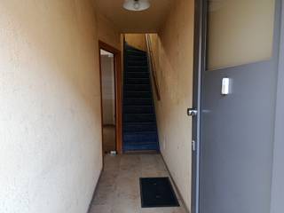 <strong>Lauwe - Goed gelegen woning met tuin en garage te koop.</strong><br /><br /><strong>Indeling:</strong><br /><u>Gelijkvloers:</u> inkom, apart toilet, woonkamer met open keuken, badkamer en berging/wasplaats<br /><u>1ste verdieping:</u> 2 slaapkamers (één met dressing)<br />+ Vaste trap naar geïsoleerde zolder (2 kamers extra)<br />+ Droge kelder<br />+ Grote garage van 8 op 3 meter achteraan en uitweg<br /><br /><strong>Troeven:</strong>
<ul><li>Centrum Lauwe</li><li>Zuidwest georiënteerde tuind</li><li>Veel lichtinval</li><li>EPC C </li></ul>