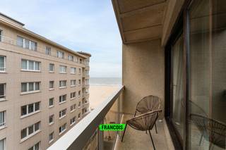 Welkom in het hart van Oostende! Deze knusse en goed onderhouden studio bevindt zich op de 8ste verdieping van een verzorgd gebouw in de...