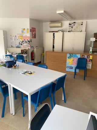 Handelsruimte/bureauruimte te huur in het centrum van Olsene.<br />Vlotte bereikbaarheid naar Deinze, Zulte, Waregem.<br />Vlotte verbinding met E17<br /><br />Instapklaar pand met verschillende ruimtes.<br />Vergaderzaal, bureau, keuken, apart toilet.<br />Garage inbegrepen in de huurprijs.<br /><br />Beschikbaarheid : 1 september<br /><br />Voorzieningen<br />- garage<br />- parkeerplaats