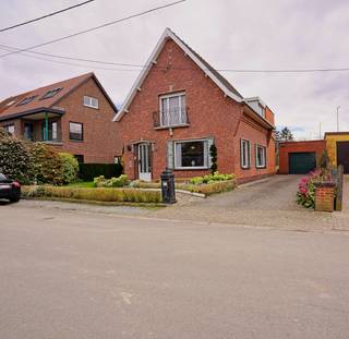 Ontdek deze charmante, landelijk gelegen woning in een rustige doodlopende straat, en toch op wandelafstand van het centrum van Buggenhout. Een...