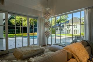 Prachtige villa in Long Island stijl met poolhouse en verwarmd overloopzwembadOp een perceel van ca. 3.608 m² bevindt zich deze exclusieve villa,...