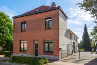 <strong>Te renoveren 4-gevelwoning met veel verbouwingsmogelijkheden en een vergunde loods.</strong><br />Hoofdgebouw (130m2): <br />Gelijkvloers: living, keuken, eetplaats, WC, bijkeuken; badkamer voorzien van douche, WC en lavabo. <br />Garage en ruime berging.<br />Eerste verdieping: 3 slaapkamers.<br />Zolderverdieping: 3 ruime zolderkamers van in totaal 85m2, welke kunnen omgevormd worden naar extra kamers.<br />Kelder: Kleine kelder.<br />Buiten: 2 Bijgebouwen van 26m2 en 22m2. Loods van 56m2 en hele grote verzorgde tuin.<br />Extra info: Dak hoofdgebouw vernieuwd in 2013 en ramen hoofdgebouw vernieuwd in 2017. <br />Deze woning is ideaal voor mensen die in de bouw of als tuinman actief zijn !