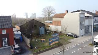 Loods van 200m² met naastliggende overdekking te Ingelmunster te koop.Perceelgrootte 1293m².Perceelbreedte 18.50m.Gelegen deels in woongebied met...