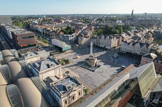 <span><strong>**Investeringsopportuniteit AAA-locatie Leuven**</strong></span><br /><br />In dé Bondgenotenlaan, de verbinding tussen het Leuvense trein,- en busstation en het Leuvense stadscentrum kan je dit handelspand (bj 2011) vinden. De combinatie AAA-locatie, passage en bereikbaarheid maken van deze investeringsopportuniteit een absolute topper. Het pand zelf telt een oppervlakte van 176m² en kunnen we omschrijven als een open en lichtrijke ruimte wat het dagelijks werken in deze ruimte aangenaam maakt. Bijkomend is er een privatieve keuken en twee toiletten. Op heden is het pand verhuurd aan een dienstverlenend kantoor wat u een onmiddellijke en vooral zorgeloze opbrengst zal garanderen, 5,68% netto rendement - 6,42% bruto rendement.<br /><br /><span><strong>Interesse, meer informatie of een bezoek ter plaatse? Dat kan! Contacteer onze Expert Investeringsvastgoed Jacky: 0495 53 46 49 of jacky@connect-immo.be<br /><br /><span>EPC label A ! </span></strong></span>