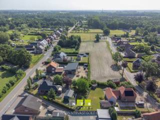 <span><strong>VRIJSTAANDE WONING MET VRIJSTAANDE GARAGE EN WERKHUIS OP EEN PERCEEL VAN 12A67CA TE MAASEIK (NEEROETEREN)</strong><br /><br /><strong>TROEVEN</strong><br />- Rustig en landelijk gelegen.<br />- Op wandelafstand van natuurgebied Tösch-Langeren.<br />- Veel fiets - en wandelpaden.<br />- Goede verbinding naar omliggende steden zoals Maasmechelen, Dilsen-Stokkem, centrum van Maaseik,...<br /><span>- Heel eenvoudig en budgetvriendelijk verbeteren naar label D! (zie extra informatie in deze advertentie)</span><br />- Karaktervolle warme inrichting.<br />- Gelijkvloers wonen mogelijk.<br />- Mogelijkheid tot een derde slaapkamer. <br />- Diverse vernieuwingen door de jaren heen.<br />- Ruime veranda met zicht op de tuin.<br />- Vrijstaande garage met ruime oprit voorzien van een automatische poort.<br />- Ruim werkhuis aan de achterzijde.<br />- Mooie tuin aan de achterzijde van de woning met veel groen, fruitbomen, notenbomen,.... <br /><br /><strong>KELDERVERDIEPING -01</strong> | (2,65m x 3,85m = 10,20m²): betonvloer.<br /><br /><strong>GELIJKVLOERS 00</strong><br />- Inkomhal (3,00m x 2,65m = 7,95m²): trap naar de eerste verdieping, tegelvloer.<br />- Leefruimte (4,30m x 8,30m = 35,69m²): deur naar de veranda en eetplaats, airco, kachel, sierhaard, in deze ruimte kan eventueel een slaapkamer gecreëerd worden, tegelvloer.<br />- Eetplaats (3,65m x 4,00m = 14,60m²): tegelvloer.<br />- Keuken (3,00m x 2,50m = 7,50m²): geïnstalleerde keuken met onderkasten, bovenkasten, gasfornuis, dampkap, vaatwasser, deels wandbetegeling, tegelvloer.<br />- Apart toilet/doucheruimte (1,40m x 2,40m = 3,36m²): spoelbak, zittoilet, inloopdouche, wandbetegeling, tegelvloer.<br />- Veranda ((2,40m x 5,60m) + (5,00m x 2,30m) = 24,94m²): veel lichtinval, zicht op de tuin, tegelvloer.<br /><br /><strong>VERDIEPING +01</strong><br />- Overloop ((1,15m x 3,40m) + (1,30m x 0,90m) = 5,08m²): tegelvloer.<br />- Berging (1,70m x 1,30m = 2,21m²): laminaat.<br />- Badkamer ((6,30m x 1,90m) + (1,70m x 3,00m) = 17,07m²): badmeubel met enkele lavabo, lades; betegeld ligbad, aansluiting wasmachine/droogkast, inbouwkasten, deels wandbetegeling, tapijt. Eventueel kan deze ruimte omgevormd worden naar een slaapkamer.<br />- Slaapkamer 1 (3,70m x 3,50m = 12,95m²): houten vloer.<br />- Slaapkamer 2 (3,70m x 3,15m = 11,66m²): momenteel ingericht als dressing, houten vloer.<br />- Apart toilet (1,50m x 1,00m = 1,50m²): lavabo, zittoilet, tegelvloer.<br /><br /></span>
<p><strong>VERDIEPING +02 | </strong>bergzolder, bereikbaar via luik.<br /><br /></p>
<span><strong>VERNIEUWINGEN</strong><br />- Dak ( pannen, panlatten, onderdak,...) en renovatie dakkapellen. (isolatie, kunststof kozijnen,...) <br />- Dakgoten en regenpijpen.<br />- Ramen.<br /><br /><br /><strong>EXTRA INFORMATIE EPC- LABEL | Het is heel gemakkelijk label D te behalen dankzij volgende stappen: </strong><br /><strong>- Maatregel 1:</strong> uitrollen van 3 rollen minerale wol 18cm dik (voldoet voor oppervlakte van 13,29m² buitenkant gemeten) op de zoldervloer. <br />Kleine moeite voor een groter warmtebehoud! <br /><strong>- Maatregel 2: </strong> afkoppelen houtkachel in de living.<br /><br /><strong>EXTERIEUR</strong><br />- Garage (4,80m x 4,85m = 23,28m²): automatische sectionale poort, aansluiting water aan de afvoer, grondwaterpomp: beregening tuin.<br />- Werkhuis (6,30m x 4,70m = 29,61m²): geïsoleerde dakplaten, wanden, laminaat.<br />- Aangelegde en omheinde tuin.<br /><br />Bekijkt u deze advertentie via een aanverwante vastgoedsite, surf dan zeker naar onze website <strong>www.N78vastgoed.be</strong> voor een uitgebreide beschrijving en foto's. <strong>Meer info: +32 (0)89 86 18 88 of info@N78vastgoed.be.</strong></span>