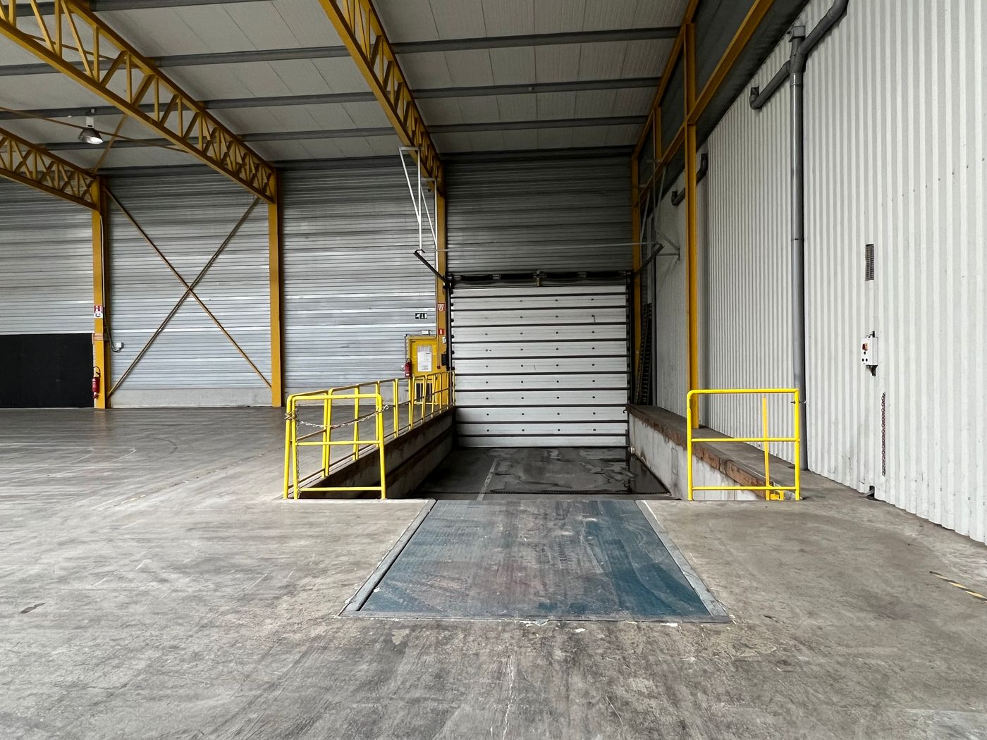 2.730 m² d'espace de stockage et 915 m² d'espace de stockage extérieur À LOUER - photo 4