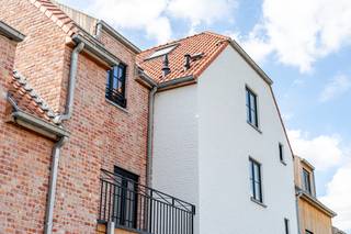 <p><strong>Ruimte, licht en energiezuinig duplexwonen in Brakel!</strong></p><p>Ontdek dit stijlvolle duplex villa-appartement in een hedendaagse nieuwbouwresidentie aan de Herreweg in Brakel. Met een bewoonbare oppervlakte van maar liefst 129,26 m² geniet je hier van ruimte, comfort en een aangename indeling over twee verdiepingen.</p><p>De ruime, lichtrijke leefruimte met open keuken vormt het hart van het appartement. Grote raampartijen zorgen voor een fijne lichtinval en geven toegang tot het aansluitende terras. Een heerlijke plek om buiten te ontbijten, gezellig te tafelen of gewoon te ontspannen.</p><p>Op de bovenverdieping bevinden zich twee slaapkamers, waardoor de slaapvertrekken mooi gescheiden zijn van de leefruimte. Deze indeling biedt extra rust en privacy.</p><p><strong>Ook energetisch scoort dit appartement uitstekend:</strong> EPC-label A en individuele zonnepanelen dragen bij aan energiezuinig en toekomstgericht wonen.</p><p>De rustige, groene ligging vormt een extra troef, met het centrum van Brakel, winkels en dagelijkse voorzieningen binnen handbereik.</p><p>Een autostaanplaats kan afzonderlijk aangekocht worden voor € 10.000 excl. btw.</p><p>Nieuwbouwverkoop onder het btw-stelsel. De vermelde vraagprijs is exclusief 21% btw en bijkomende aankoopkosten.</p><p>AI-gegenereerde interieurbeelden ter illustratie.</p><p><strong>Een ideale combinatie van ruimte, energiezuinigheid en het bijzondere woongevoel van een duplex!</strong></p><p>Benieuwd? Contacteer Chiara voor een bezoek!</p>