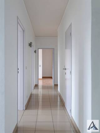 <h3><span>Ruim en lichtrijk 3-slaapkamerappartement in het hart van Genk</span></h3><p><span>Bent u op zoek naar een ruim en gezellig appartement op een toplocatie? Dan is dit prachtige appartement op de 3de verdieping, gelegen in het centrum van Genk, beslist een bezoek waard.</span></p><p><span>Dankzij de uitstekende ligging geniet u van alle voorzieningen op wandelafstand, zoals winkels, horeca, openbaar vervoer en ontspanningsmogelijkheden. Bovendien biedt het appartement een mooi uitzicht op de kerk, wat zorgt voor een aangename en unieke woonbeleving in het stadscentrum.</span></p><p><span>Het appartement beschikt over drie volwaardige slaapkamers en een ruime leefruimte met veel natuurlijke lichtinval. De grote raampartijen zorgen voor een open en aangename sfeer. Verder vindt u een uitgeruste badkamer met douche, een apart gastentoilet en een ruime berging die extra comfort en praktische opbergruimte biedt.</span></p><p><span>Het appartement beschikt over een ondergrondse autostaanplaats en een privatieve kelderberging.</span></p><h3><span>Troeven van dit appartement:</span></h3><p><span>Centrale ligging in het hart van Genk<br />Prachtig uitzicht op de kerk<br />3 ruime slaapkamers<br />Gelegen op de 3de verdieping<br />Zeer veel natuurlijke lichtinval<br />Gezellige en ruime leefruimte<br />Badkamer met douche<br />Apart toilet<br />Ruime berging in het appartement<br />Ondergrondse autostaanplaats<br />Privatieve kelderberging<br />Winkels, restaurants en openbaar vervoer op wandelafstand</span></p><p><span>Een ideaal appartement voor wie comfortabel wil wonen met alle voordelen van het stadscentrum binnen handbereik. </span></p><p><span>Contacteer ons vandaag nog voor een bezoek!<br /><br /></span></p>