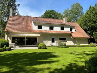 Tijdloze Normandische villa, toplocatie (omgeving wandelpad kasteel), bushalte op enkele passen. <br /><br />5 slpkrs, 2 badkrs,<br /><br />Inpandige dubbele garage, prima onderhouden met volledig omheinde volwassen tuin van 2000m.<br /><br />Een straatbreedte van 51m zonder inkijk dus biedt oneindig veel mogelijkheden voor uitbreiding.<br /><br />Elektrische hardhouten inkom poorten. info 0468/20.03.64<br /><br />0468/20.03.64