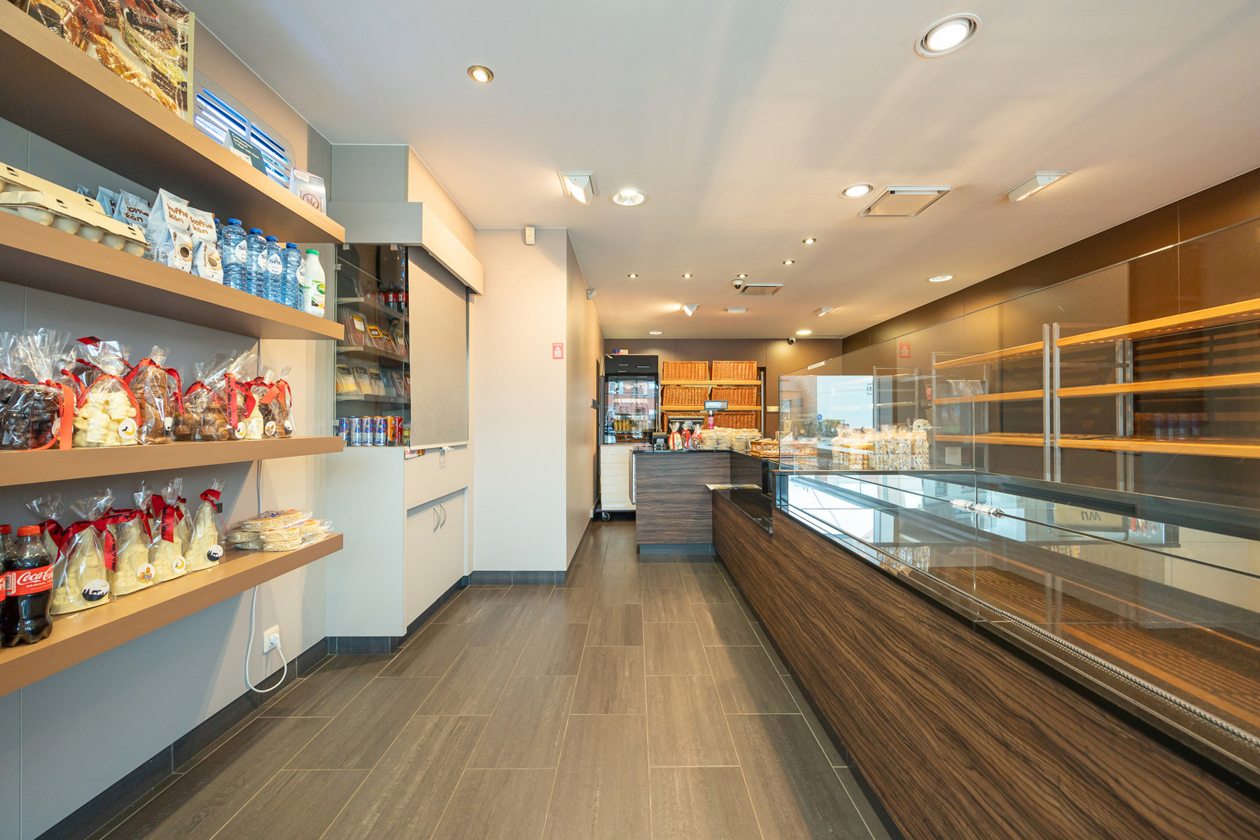 Warme bakkerij &amp; aangrenzende bouwgrond met parking - foto 3