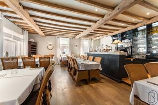 Goedgelegen charmante eigendom (op heden restaurant met feestzaal) met veel potentieel!Indeling: inkomhal, aparte toiletten, eetzaal (plaats voor 50...