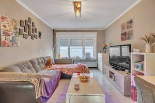 <p>Op een rustige en aangename ligging in Denderleeuw bevindt zich deze ruime, instapklare woning. Dankzij de gunstige ligging bevinden het treinstation, winkels en scholen zich in de nabije omgeving. Ook de oprit van de E40 bereikt men op slechts enkele minuten rijden. <strong>Een extra troef is het gunstige EPC-label B!</strong><br />Het gelijkvloers omvat een ruime inkomhal, een lichtrijke living met salon en eetplaats, een keuken en een praktische berging. Op de eerste verdieping bevinden zich een nachthal, drie volwaardige slaapkamers en een badkamer. De ruime zolderverdieping biedt bovendien mogelijkheden voor het creëren van extra slaapkamers of een polyvalente ruimte.<br />De woning is volledig onderkelderd en beschikt over een inpandige garage en bijkomende bergruimte.<br />Buiten geniet men van een gezellig terras en een aangename tuin waar men in alle rust kan ontspannen. Cv op aardgas - dak met pannen en isolatie - ramen in hout dubbel en enkel glas.<br /><strong>Een ideale gezinswoning die ruimte, comfort en een uitstekende bereikbaarheid combineert!</strong></p>