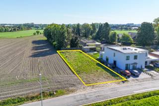 In het rustige Roksem, deelgemeente van Oudenburg, ligt dit mooie perceel bouwgrond van 684 m². Het is bestemd voor een open ééngezinswoning en je bent volledig vrij om te bouwen wanneer het jou uitkomt, zonder enige bouwverplichting. Dankzij de landelijke ligging geniet je van een groene en rustige omgeving, met toch een vlotte verbinding naar het centrum van Oudenburg en belangrijke invalswegen.<br /><br />Het perceel maakt deel uit van een goedgekeurde verkaveling met duidelijke stedenbouwkundige voorschriften. Je mag bouwen op 12,5 meter van de as van de rijweg, met minimaal 3 meter afstand tot de zijkavelgrenzen. Het bouwvolume mag bestaan uit twee bouwlagen en je kiest zelf of je werkt met een hellend of plat dak. Bijgebouwen in de achtertuin zijn toegelaten, zolang ze binnen de vastgelegde grenzen blijven.<br /><br />Er geldt geen recht van voorkoop en het perceel ligt niet in een overstromingsgevoelige zone (P-score A).<br /><br />Ben je op zoek naar een bouwgrond in een groene en rustige omgeving, met veel vrijheid én duidelijke richtlijnen? Dan is dit perceel zeker het ontdekken waard. Neem gerust contact met ons op voor meer info over de mogelijkheden.