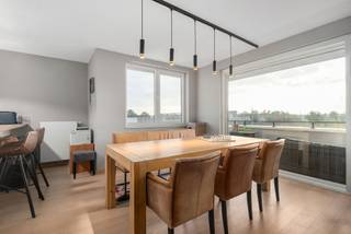 Dit instapklare appartement bevindt zich in het Sente Clarenhof in Gentbrugge, op een uitstekende locatie waar rust en bereikbaarheid samenkomen. Winkels, supermarkten, scholen en openbaar vervoer bevinden zich in de nabije omgeving. Ook het Adolf Papeleupark, de Gentbrugse Meersen en het centrum van Gent zijn vlot bereikbaar. Dankzij de nabijheid van de E17, E40 en R4 geniet u bovendien van een uitstekende verbinding met de omliggende steden. <br /><br />Het appartement, gebouwd in 2017, bevindt zich op de eerste verdieping. Via de inkomhal bereikt u de lichtrijke leefruimte met ingerichte keuken, voorzien van alle nodige toestellen. Verder beschikt het appartement over drie slaapkamers, waarvan er één dienst kan doen als bureau/dressing, een praktische berging en twee badkamers. Het ruime terras dat verbonden is aan de woonkamer van circa 17,5 m², inclusief buitenberging, vormt een extra troef. Dankzij de hoogwaardige afwerking, hoogrendementsbeglazing, conforme elektriciteit en het gunstige energielabel A geniet u hier van hedendaags wooncomfort.<br /><br />Dit appartement wordt aangeboden voor € 399.000, met een verplicht aan te kopen overdekte autostaanplaats op de kelderverdieping voor € 20.000. Wenst u deze topper zelf te ontdekken? Neem dan zeker contact op door een mailtje te sturen naar brent@immofrancois.be of te bellen naar 0475 42 24 12.<br /><br />