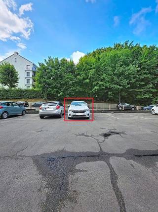 <p><span>Bevoorrechte locatie voor deze 3 openluchtparkeerplaatsen direct naast het Koninklijk Atheneum van Nijvel, op een paar minuten lopen van het stadscentrum en het treinstation. Ze bevinden zich naast elkaar in het gebied van Grand'Bailly, dat gemakkelijk toegankelijk is en wordt afgesloten door een barrière. Een ideaal alternatief om uw voertuig in de directe omgeving van alle voorzieningen te parkeren, of voor pendelaars die 's ochtends niet meer in cirkels willen gaan om een gratis plek te vinden voordat ze hun trein nemen. Een kans om te grijpen in een buurt waar parkeren vaak een hindernisbaan is en waar parkeerboetes snel een aanzienlijk maandelijks budget kunnen vormen. Aantrekkelijke investering voor investeerders: beheergemak, lage onderhouds- en renovatiekosten, vraag ondersteund door arbeiders of bewoners zonder parkeerplaats, gemakkelijke wederverkoop in een bloeiende stad. De 3 plaatsen worden momenteel verhuurd, maar kunnen met een opzegtermijn van 1 maand vrij zijn. Mogelijkheid om elke toonhoogte afzonderlijk te kopen: €10.000 / toonhoogte.</span></p>