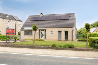 Nabij het centrum van de gezellige gemeente Meerhout vinden we deze energiezuinige woning terug. Dankzij deze ligging vinden we alle...