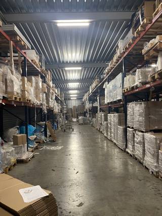 📍 Jumet — 2 minutes from Charleroi AirportWarehouse space of 450 m², ideal for storage and logistics.Features: * 6 m clear height * Pallet racks...
