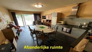 HANDELSPAND - GELEGEN LANGS EEN VLOTTE VERBINDINGSWEG - Handelsgelijkvloers bestaande uit een grote winkelruimte, achtergelegen werkruimte, keuken...