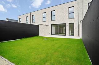 Ontdek deze prachtige nieuwbouwwoning (BEN) in een rustige wijk in Beveren-Leie / Waregem / West-Vlaanderen. Perfect voor gezinnen die op zoek zijn naar comfort en stijl.<br /><br />Indeling: Inkom met ingemaakte kasten, gastentoilet, leefruimte met open keuken voorzien van alle moderne gemakken en bergruimte met technieken. Buiten een ruime tuin met tuinberging en poortje. Op de eerste verdieping kan u drie slaapkamers vinden telkens afgewerkt met ingemaakte kasten, een ruime badkamer met inloopdouche, een apart toilet en een berging. Naast de woningen is ook parkeerplaats voorzien. Waterverzachter aanwezig.<br /><br />Geniet van een moderne levensstijl in een rustige buurt met veel groen. Plan vandaag nog een bezichtiging per email! <br /><br />