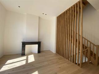 Charmante woning gelegen in het historische stadscentrum<br /><br />De woning is gelegen op wandelafstand van de Grote Markt, Groenplaats en de Meir. <br />Ruime en lichte leefruimte met open keuken en aanpalend groot terras. De keuken met eiland is voorzien van alle comfort. <br />Via de trap bereikt u twee slaapkamers met telkens een eigen badkamer. Een derde slaapkamer kan tevens gebruikt worden als bureau. <br /><br />Er bestaat een mogelijkheid om parking in de nabijheid te huren.