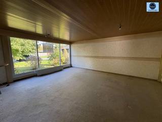 <p><span>TE RENOVEREN WONING MET 3 KAMERS TE HEIST</span></p><p><span>Startprijs : 276.000 euro</span></p><p><span> </span></p><p><span>Deze te renoveren gezinswoning is gelegen in een residentiële wijk vlakbij openbaar vervoer, winkels en het strand.</span></p><p><span>Indeling : - inkomhal met toilet</span></p><p><span> - keuken</span></p><p><span> - lichtrijke leefruimte</span></p><p><span> - badkamer met toilet</span></p><p><span> - 3 slaapkamers</span></p><p><span>Epc : E dus renovatieverplichting</span></p><p><span> </span></p><p><span>Troeven : - inpandige garage en oprit</span></p><p><span> - zonnige tuin met terras</span></p><p><span> </span></p><p><span>De woning heeft heel veel potentieel en is ideaal voor wie op zoek is naar een woning op een rustige locatie.</span></p><p><span> </span></p><p><span>Verkoop gebeurt via Covast door middel van publieke veiling. Meer informatie op www.covast.be</span></p><p><span> </span></p><p><span> </span></p><p><span>Voor info bel 0475/51.40.73 of stuur een mail naar info@svena.be</span></p><p><span> </span></p><p><span>Deze gegevens zijn louter informatief en wij kunnen niet aansprakelijk gesteld worden voor eventuele onjuistheden.</span></p><p><span>De bewoonbare oppervlakte is slechts indicatief.</span></p><p><span> </span></p><p><span> </span></p>
